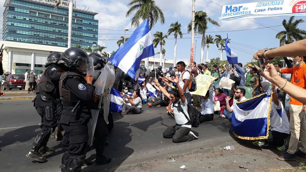 policías reprimen a manifestantes en Nicaragua