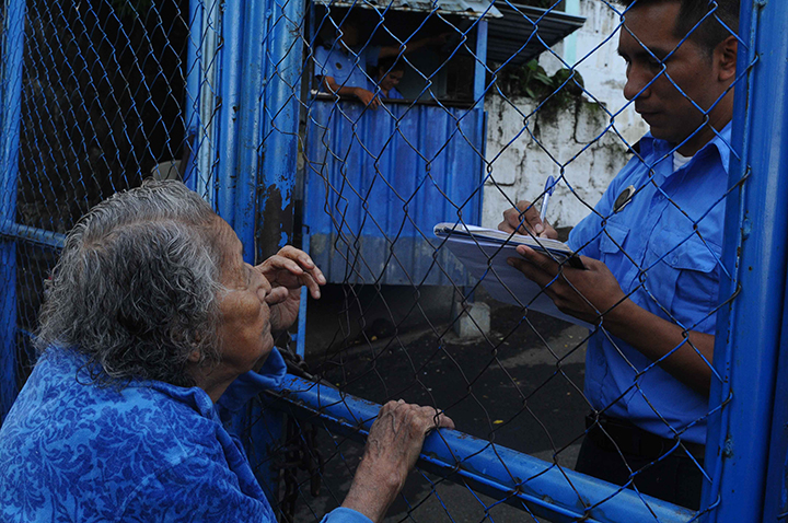 Anciana de 96 años a la puerta de la cárcel esperando saber de su nieto preso