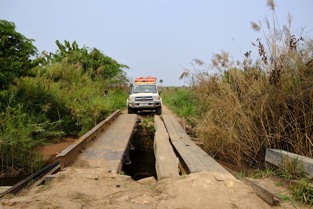 Puente de camino a Kamina, Congo.