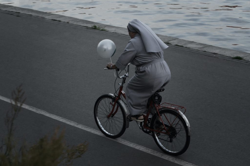 monja en bicicleta