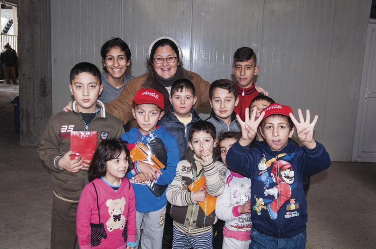 Xiskya con un grupo de niños en Irak