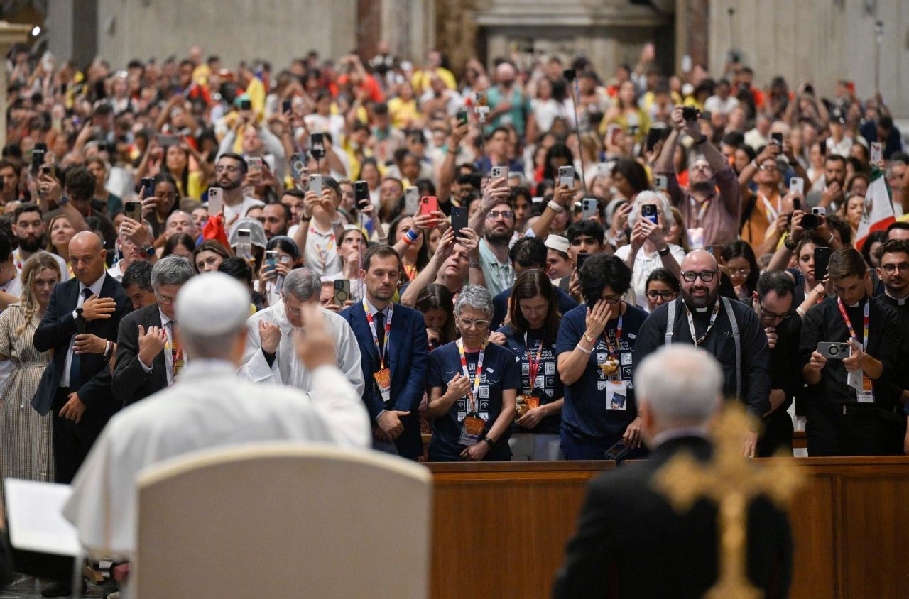 Papa Leon XIV con los misioneros digitales en San Pedro.